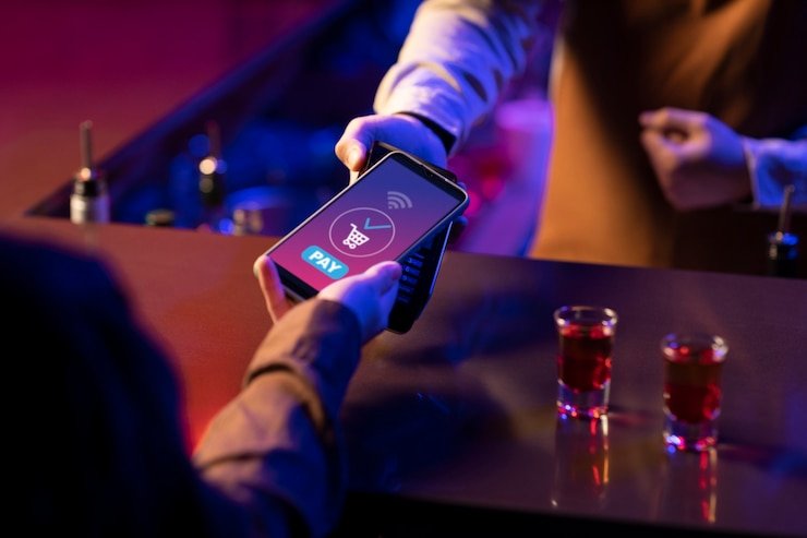Roulette dengan meja taruhan virtual dan roda mekanis